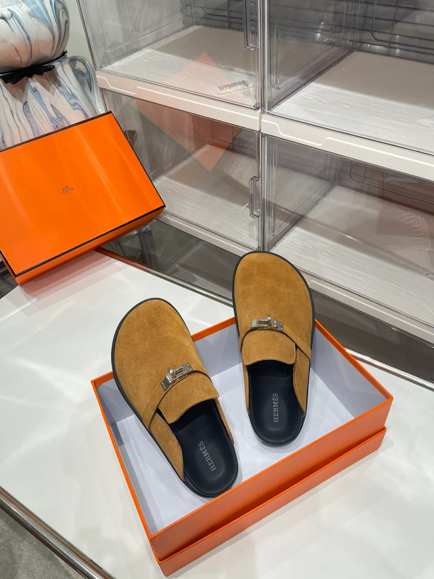 Women's shoes 240 men + 10🐮🐮HERMES Hermes' latest kelly buckle couple's Birkenstock slippers, classic family language design! It looks good no matter how you match it! Casual and high-end feeling, the comfort is also great, with a variety of colorful socks, a trendy sense of high-end ●Upper: imported cow suede ●Inner: imported sheepskin ●Foot pads: imported mixed sheepskin ●Outsole: T women's shoes u non-slip and wear-resistant outsole ●Code number: male 39-44 (45 46 customized) female 35-40 (41 42 customized)